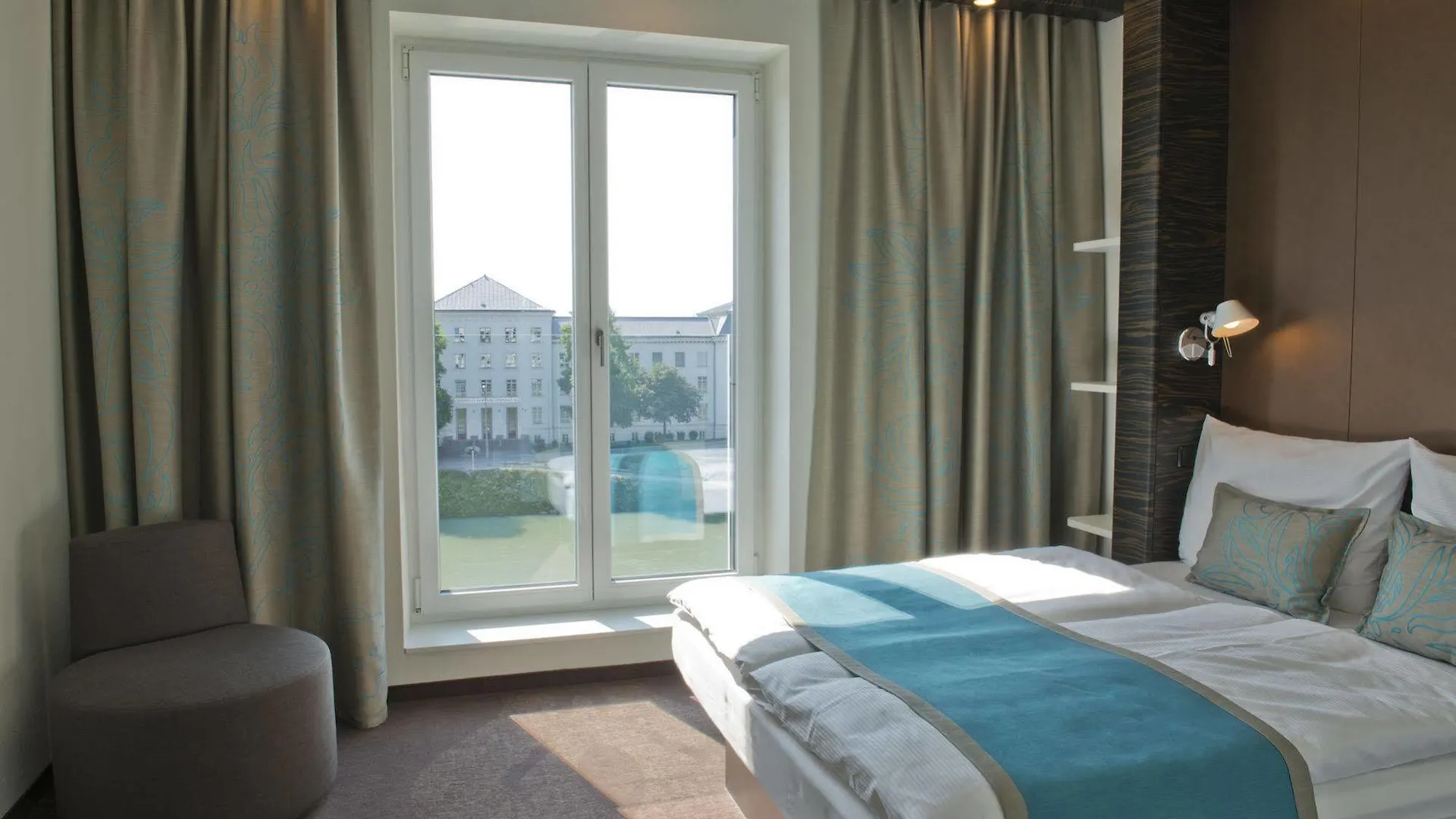 Hotel Motel One Salzburg-Mirabell